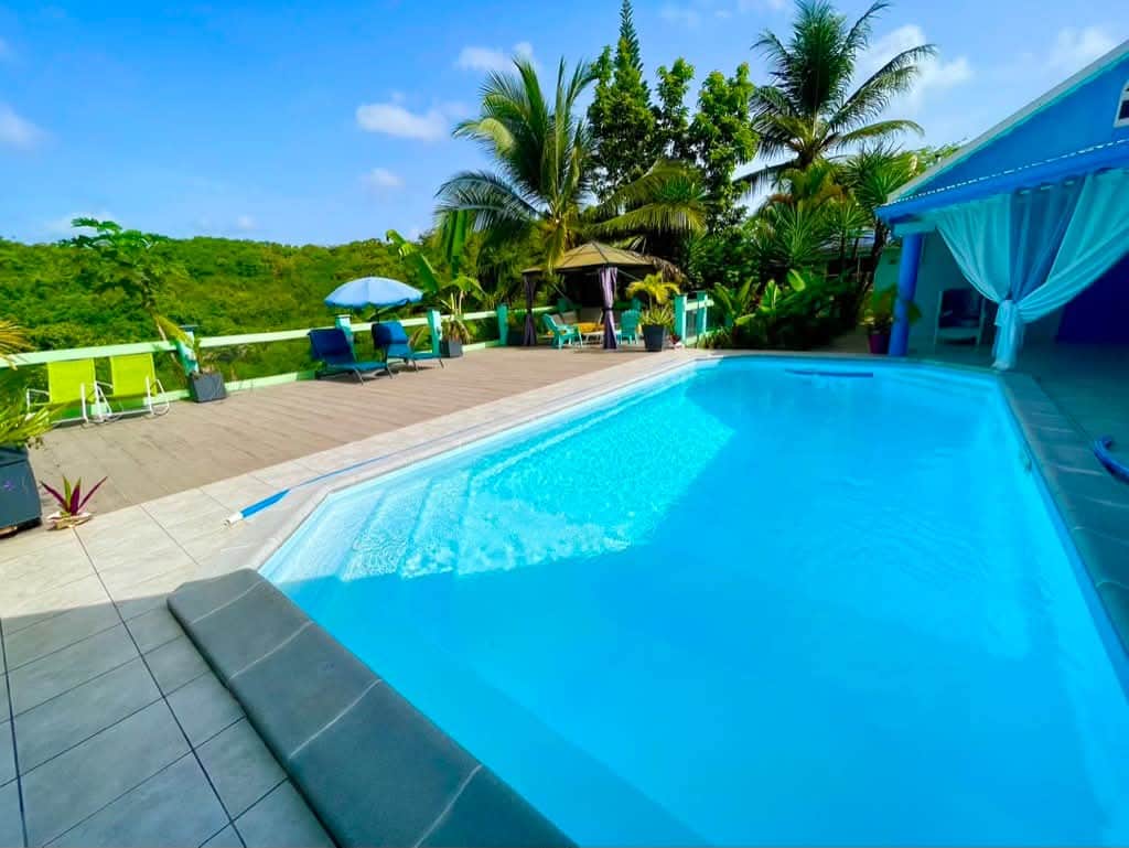 Grande piscine d’un gîte sur les hauteurs du Gosier, Guadeloupe